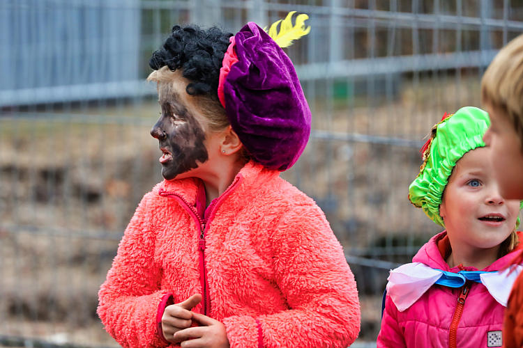 Aankomst van de Sint en zijn Zwarte Pieten in Waarder_012